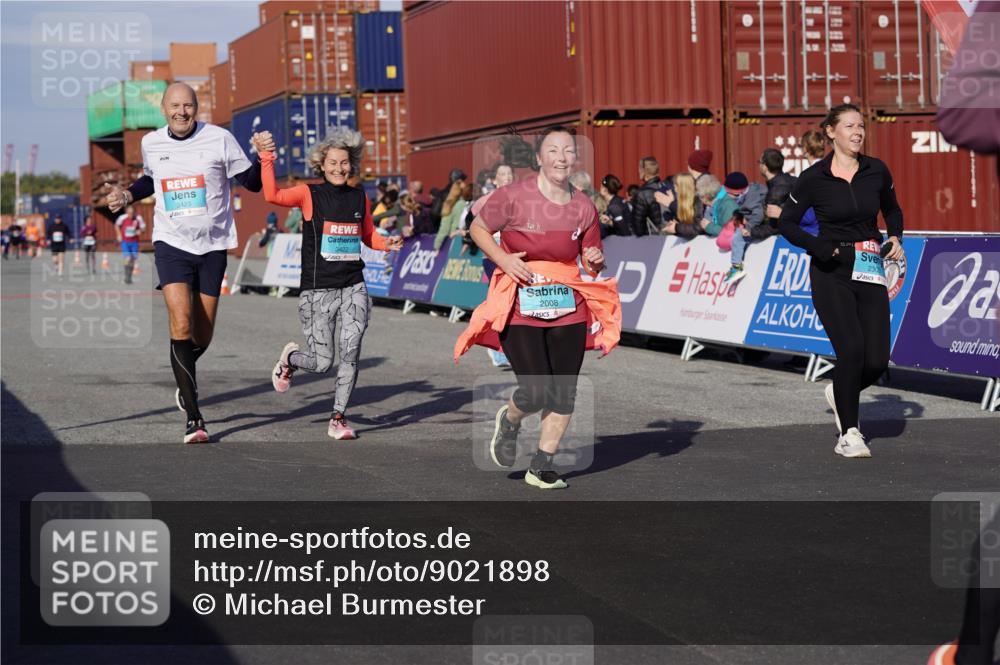03.10.2025 - Köhlbrandbrückenlauf Michael Burmester http://msf.ph/oto/9021898 03.10.2025 10:23:28 Ziel 1128, 1937, 1978, 2008, 2152, 2229, 2303, 2315, 2637, 2784, 3170, 3422, 3423 meine-sportfotos.de