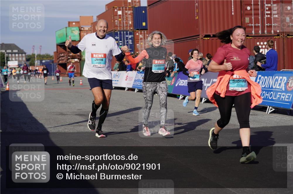 03.10.2025 - Köhlbrandbrückenlauf Michael Burmester http://msf.ph/oto/9021901 03.10.2025 10:23:28 Ziel 1128, 1937, 1978, 2008, 2152, 2229, 2303, 2315, 2637, 2784, 3170, 3422, 3423 meine-sportfotos.de