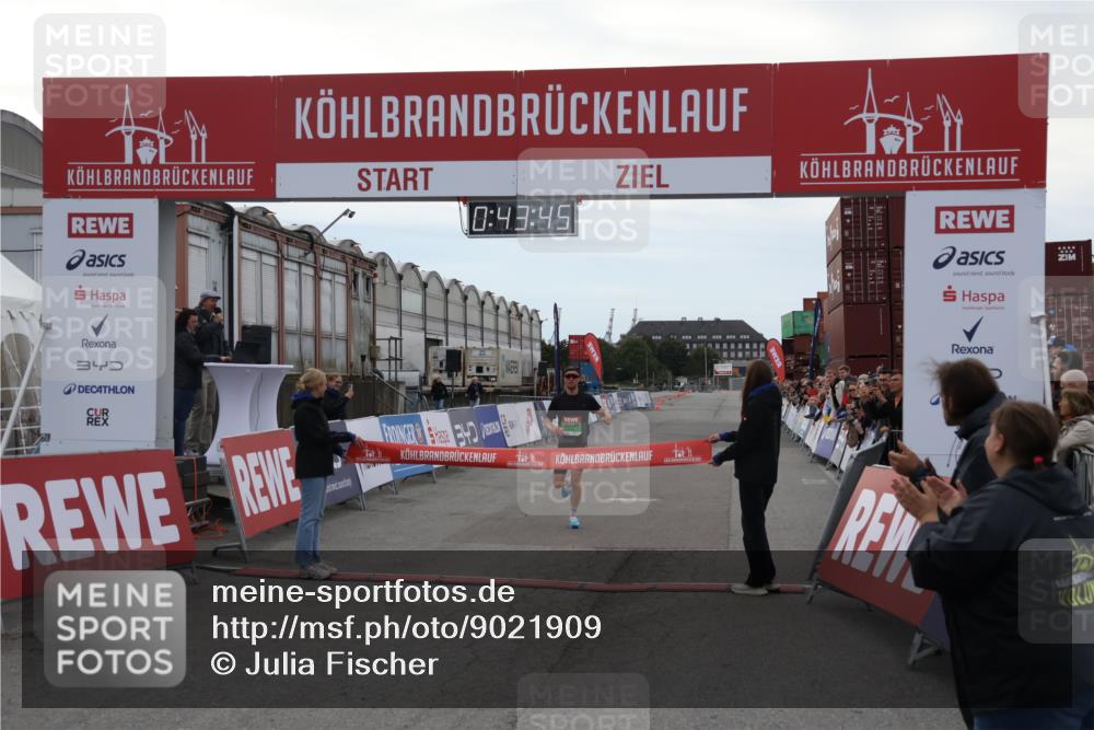 03.10.2025 - Köhlbrandbrückenlauf Julia Fischer http://msf.ph/oto/9021909 03.10.2025 15:43:45 Ziel 9144 meine-sportfotos.de