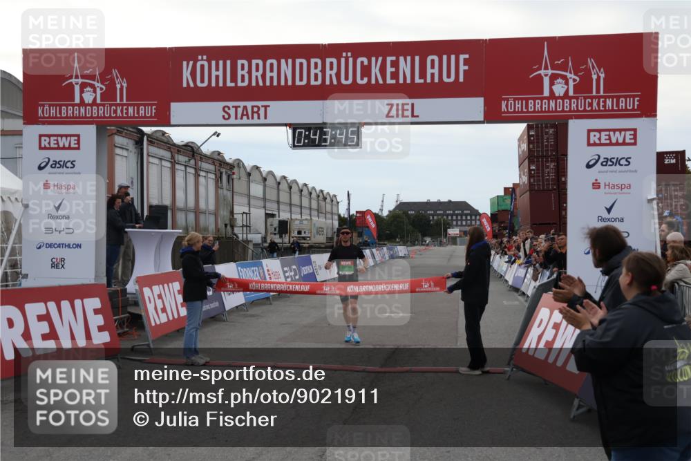 03.10.2025 - Köhlbrandbrückenlauf Julia Fischer http://msf.ph/oto/9021911 03.10.2025 15:43:45 Ziel 9144 meine-sportfotos.de