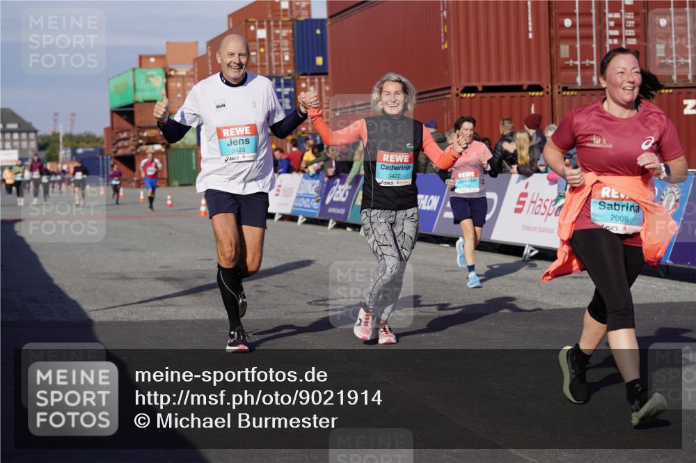03.10.2025 - Köhlbrandbrückenlauf Michael Burmester http://msf.ph/oto/9021914 03.10.2025 10:23:29 Ziel 1128, 1937, 1978, 2008, 2152, 2229, 2303, 2315, 2637, 3170, 3422, 3423 meine-sportfotos.de