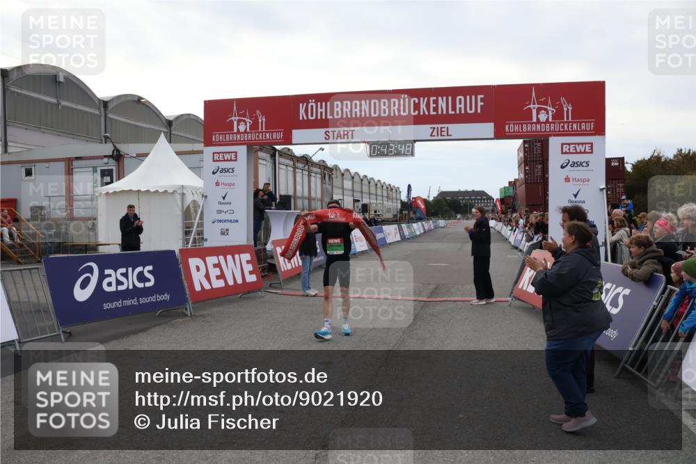 03.10.2025 - Köhlbrandbrückenlauf Julia Fischer http://msf.ph/oto/9021920 03.10.2025 15:43:49 Ziel 9144 meine-sportfotos.de