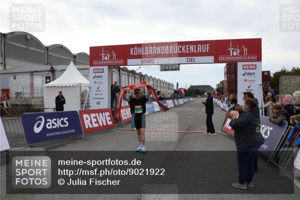 03.10.2025 - Köhlbrandbrückenlauf Julia Fischer http://msf.ph/oto/9021922 03.10.2025 15:43:49 Ziel 9144 meine-sportfotos.de
