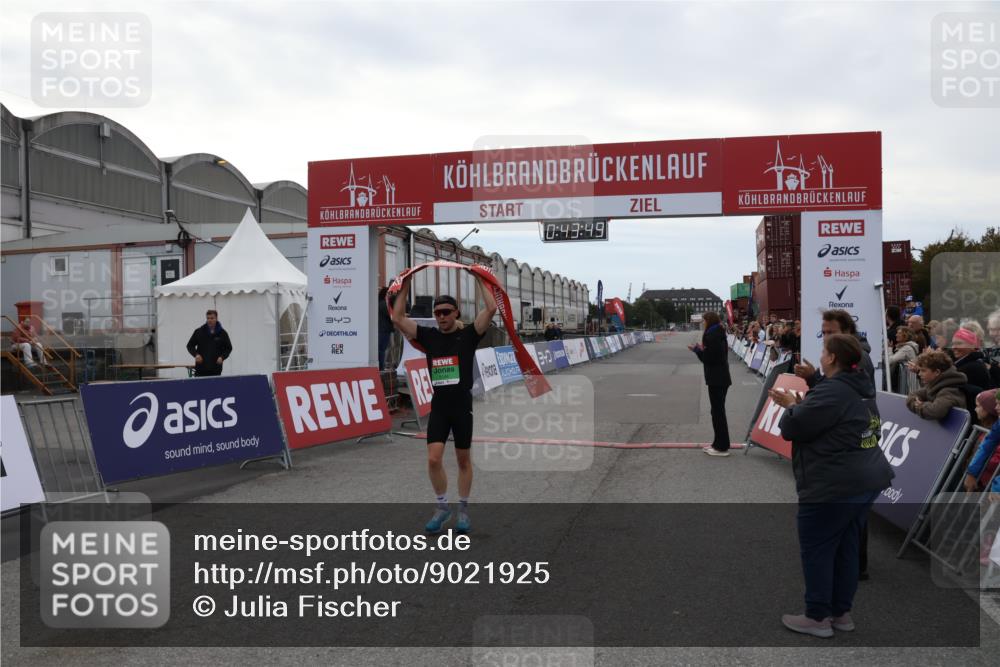 03.10.2025 - Köhlbrandbrückenlauf Julia Fischer http://msf.ph/oto/9021925 03.10.2025 15:43:50 Ziel 9144 meine-sportfotos.de