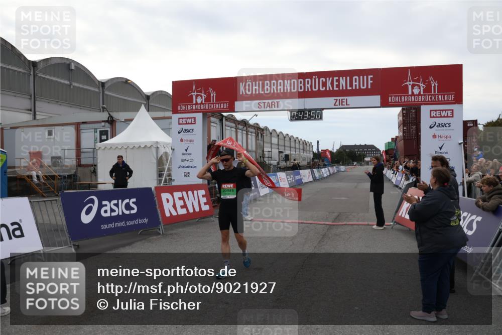 03.10.2025 - Köhlbrandbrückenlauf Julia Fischer http://msf.ph/oto/9021927 03.10.2025 15:43:50 Ziel 9144 meine-sportfotos.de