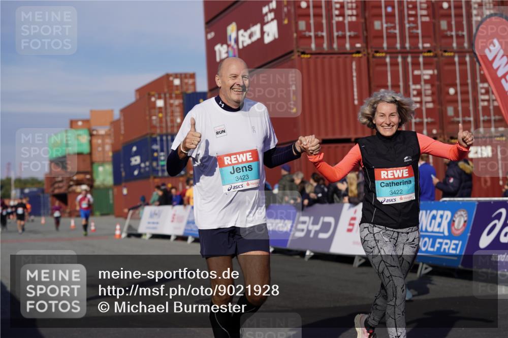 03.10.2025 - Köhlbrandbrückenlauf Michael Burmester http://msf.ph/oto/9021928 03.10.2025 10:23:30 Ziel 1128, 1937, 1978, 2008, 2152, 2229, 2303, 2315, 2637, 3422, 3423 meine-sportfotos.de