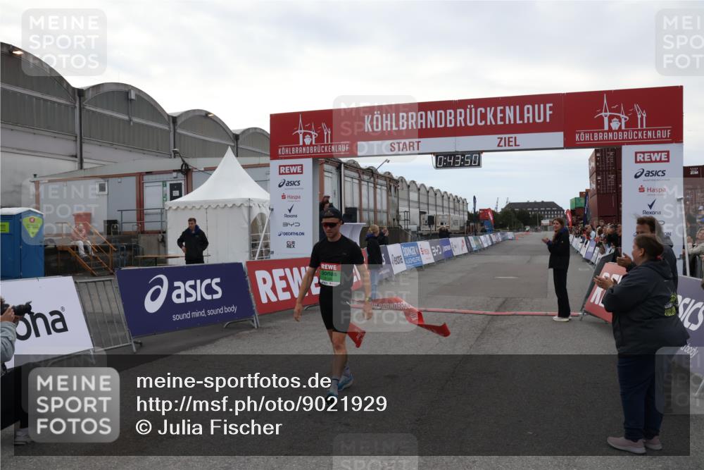 03.10.2025 - Köhlbrandbrückenlauf Julia Fischer http://msf.ph/oto/9021929 03.10.2025 15:43:50 Ziel 9144 meine-sportfotos.de