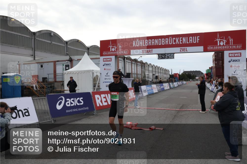 03.10.2025 - Köhlbrandbrückenlauf Julia Fischer http://msf.ph/oto/9021931 03.10.2025 15:43:51 Ziel 9144 meine-sportfotos.de