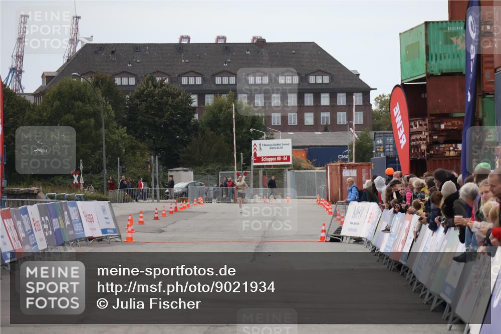 03.10.2025 - Köhlbrandbrückenlauf Julia Fischer http://msf.ph/oto/9021934 03.10.2025 15:44:26 Ziel  meine-sportfotos.de