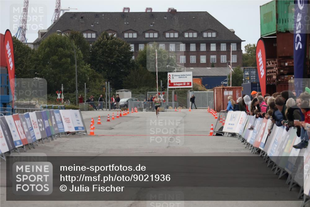 03.10.2025 - Köhlbrandbrückenlauf Julia Fischer http://msf.ph/oto/9021936 03.10.2025 15:44:28 Ziel  meine-sportfotos.de