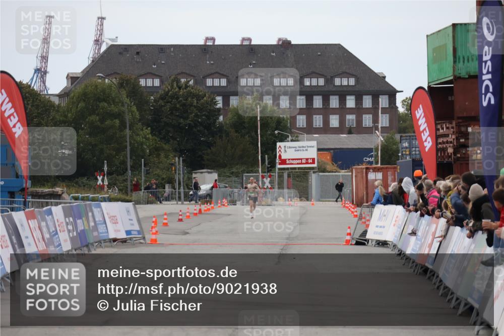 03.10.2025 - Köhlbrandbrückenlauf Julia Fischer http://msf.ph/oto/9021938 03.10.2025 15:44:30 Ziel  meine-sportfotos.de