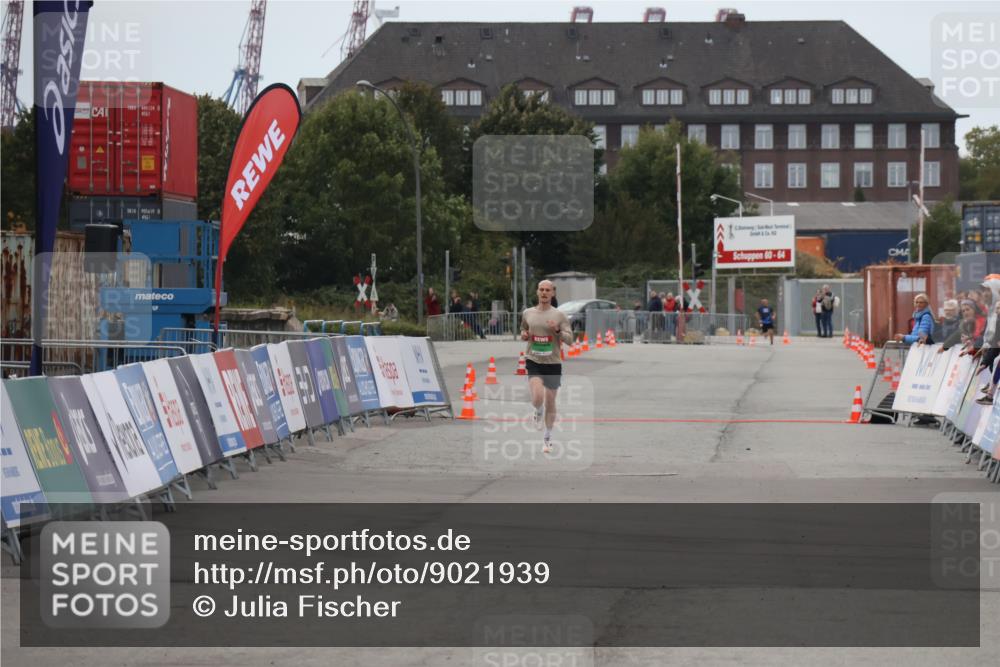03.10.2025 - Köhlbrandbrückenlauf Julia Fischer http://msf.ph/oto/9021939 03.10.2025 15:44:45 Ziel  meine-sportfotos.de