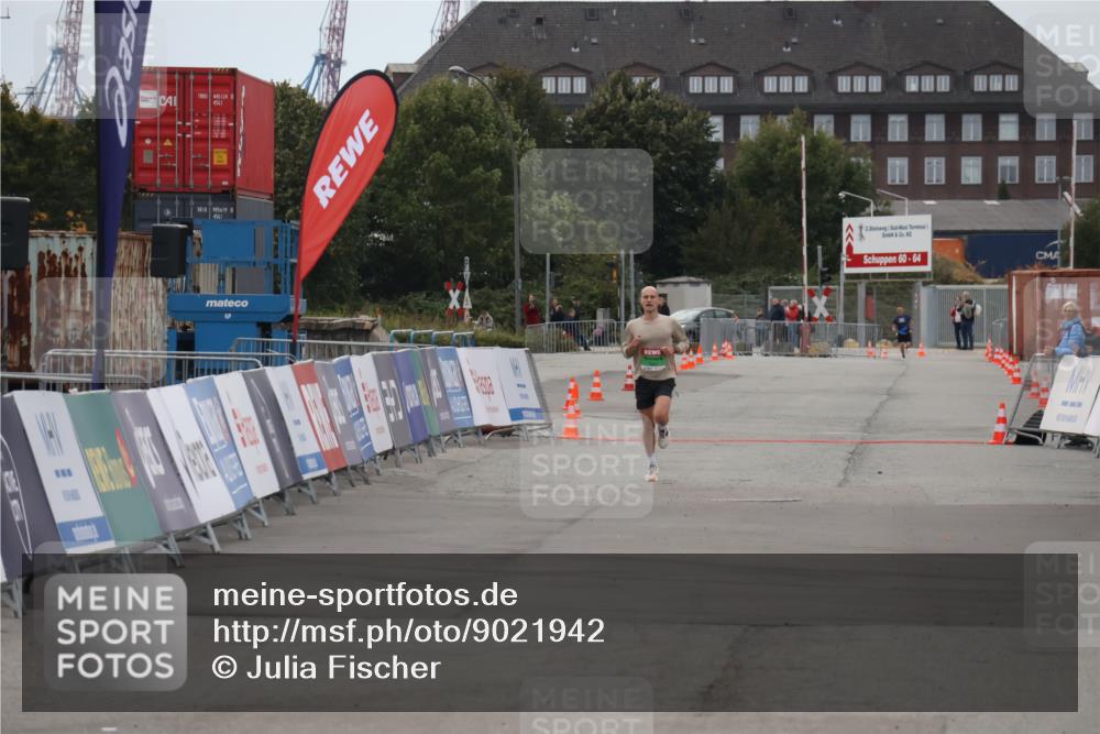 03.10.2025 - Köhlbrandbrückenlauf Julia Fischer http://msf.ph/oto/9021942 03.10.2025 15:44:46 Ziel  meine-sportfotos.de