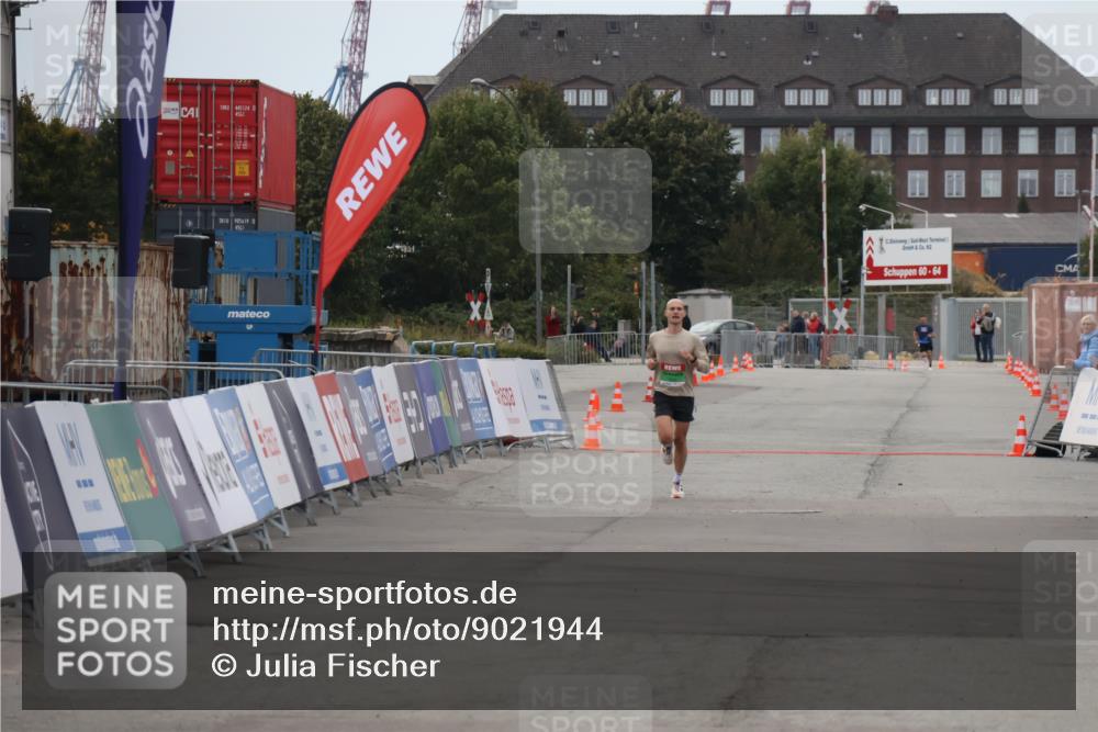 03.10.2025 - Köhlbrandbrückenlauf Julia Fischer http://msf.ph/oto/9021944 03.10.2025 15:44:46 Ziel  meine-sportfotos.de