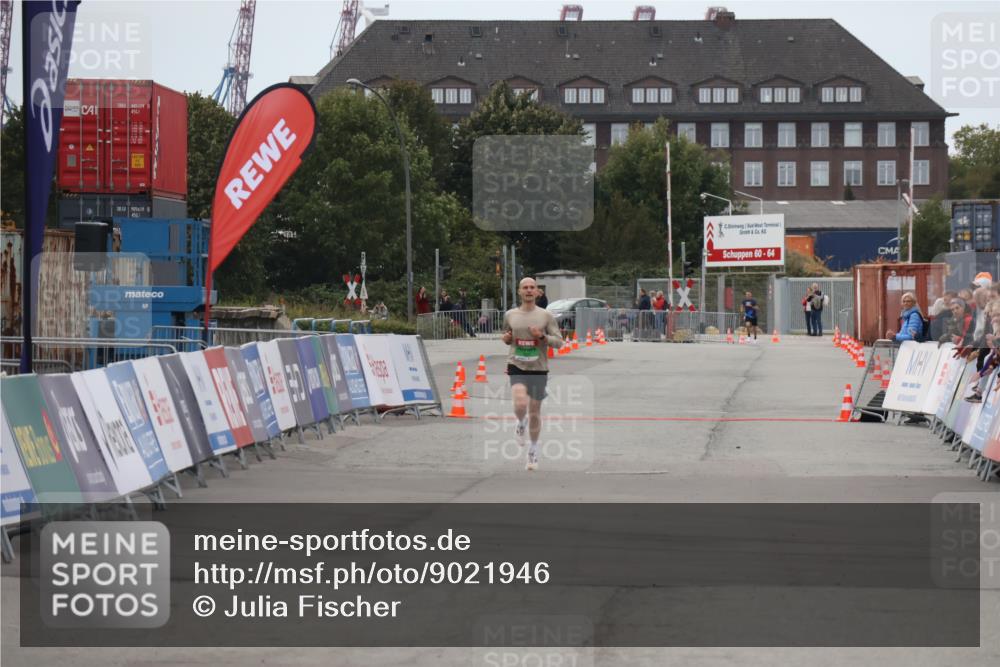 03.10.2025 - Köhlbrandbrückenlauf Julia Fischer http://msf.ph/oto/9021946 03.10.2025 15:44:47 Ziel  meine-sportfotos.de