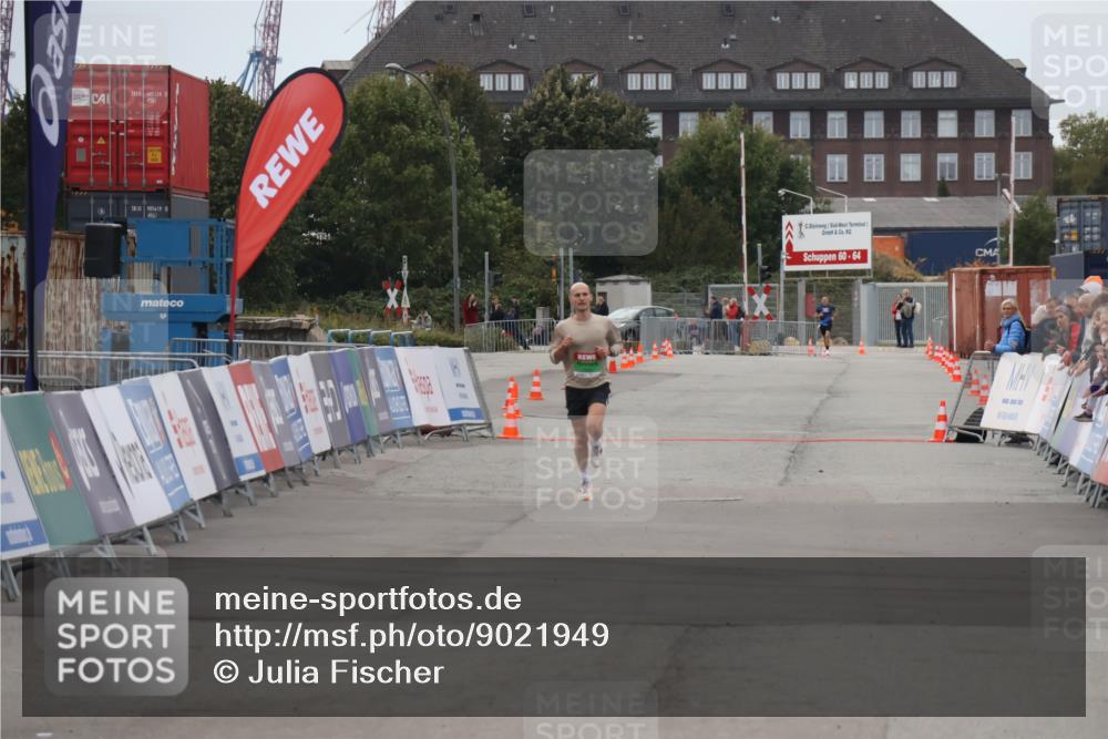 03.10.2025 - Köhlbrandbrückenlauf Julia Fischer http://msf.ph/oto/9021949 03.10.2025 15:44:47 Ziel  meine-sportfotos.de