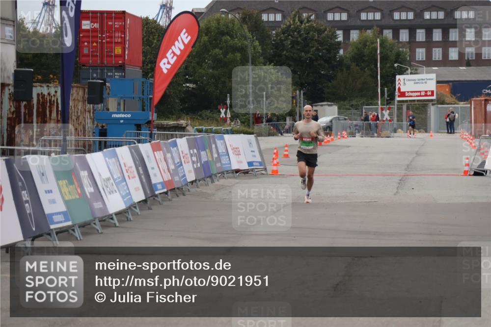 03.10.2025 - Köhlbrandbrückenlauf Julia Fischer http://msf.ph/oto/9021951 03.10.2025 15:44:47 Ziel  meine-sportfotos.de