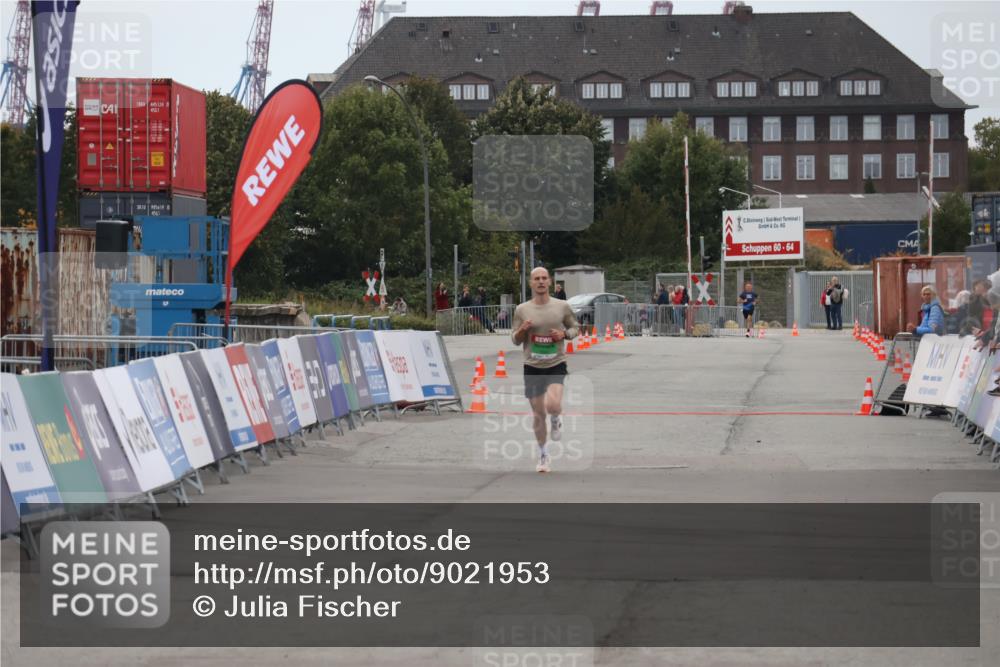 03.10.2025 - Köhlbrandbrückenlauf Julia Fischer http://msf.ph/oto/9021953 03.10.2025 15:44:48 Ziel  meine-sportfotos.de