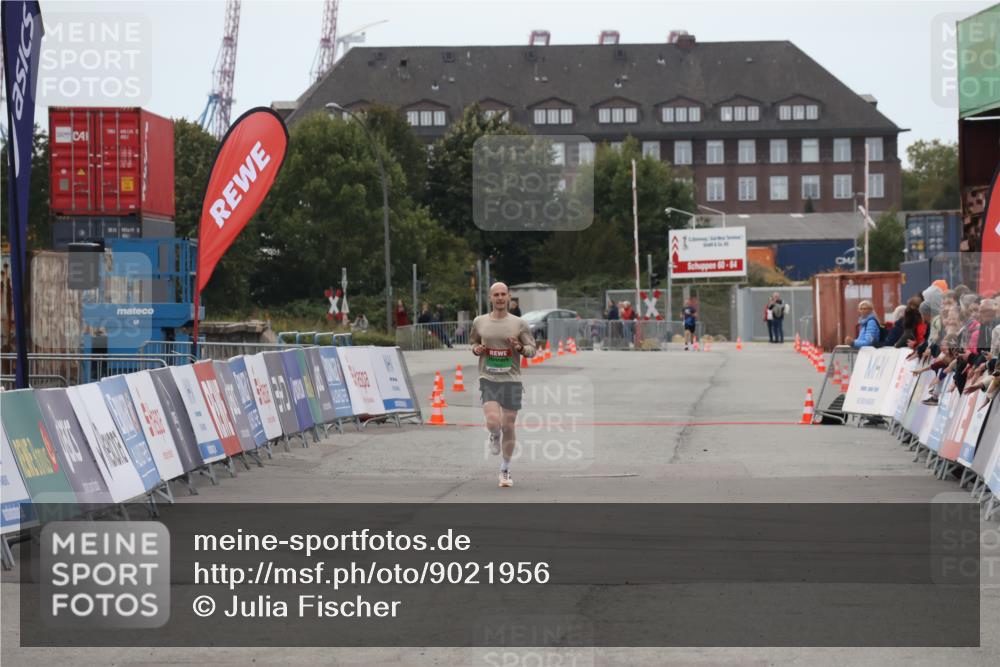 03.10.2025 - Köhlbrandbrückenlauf Julia Fischer http://msf.ph/oto/9021956 03.10.2025 15:44:48 Ziel  meine-sportfotos.de