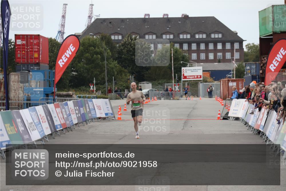 03.10.2025 - Köhlbrandbrückenlauf Julia Fischer http://msf.ph/oto/9021958 03.10.2025 15:44:48 Ziel  meine-sportfotos.de