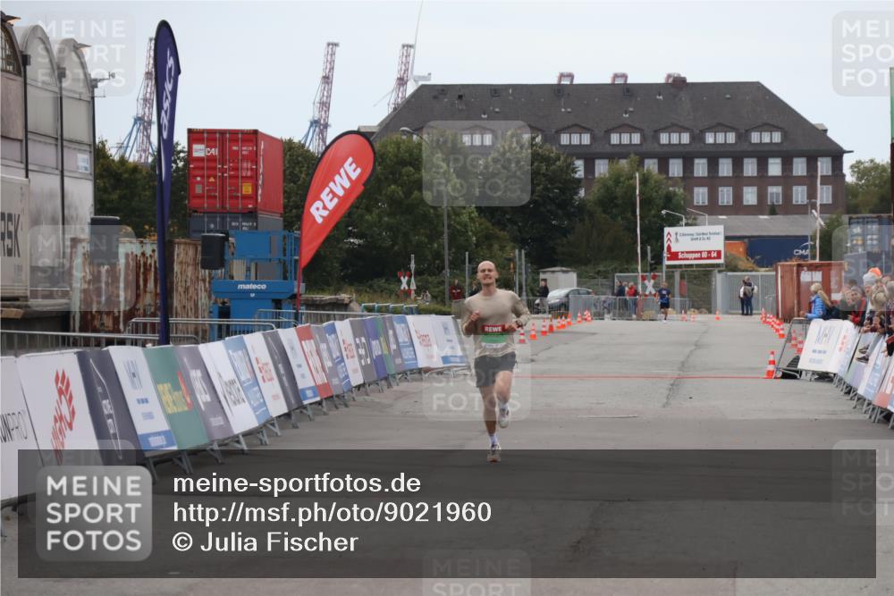 03.10.2025 - Köhlbrandbrückenlauf Julia Fischer http://msf.ph/oto/9021960 03.10.2025 15:44:50 Ziel 7004 meine-sportfotos.de
