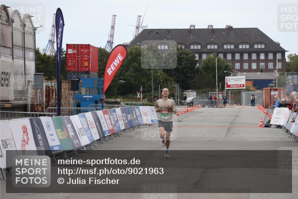 03.10.2025 - Köhlbrandbrückenlauf Julia Fischer http://msf.ph/oto/9021963 03.10.2025 15:44:51 Ziel 7004 meine-sportfotos.de