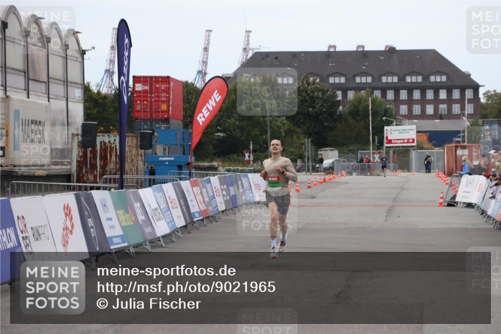 03.10.2025 - Köhlbrandbrückenlauf Julia Fischer http://msf.ph/oto/9021965 03.10.2025 15:44:51 Ziel 7004 meine-sportfotos.de