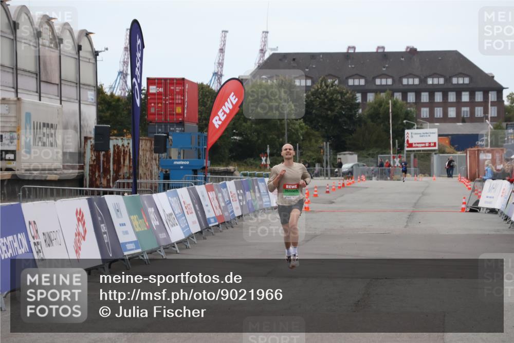 03.10.2025 - Köhlbrandbrückenlauf Julia Fischer http://msf.ph/oto/9021966 03.10.2025 15:44:52 Ziel 7004 meine-sportfotos.de
