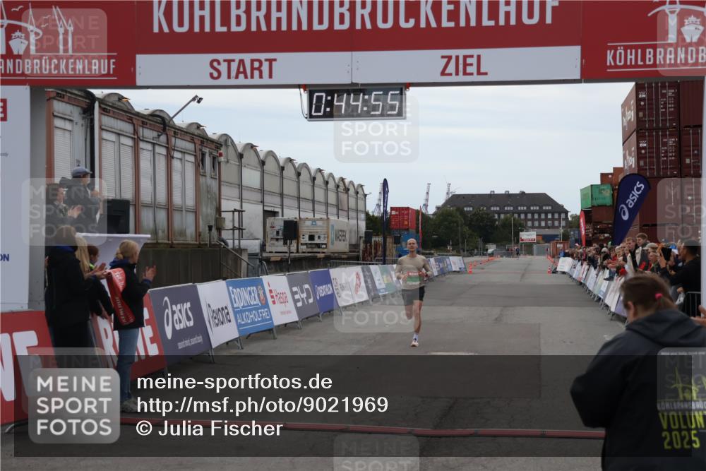 03.10.2025 - Köhlbrandbrückenlauf Julia Fischer http://msf.ph/oto/9021969 03.10.2025 15:44:55 Ziel 7004 meine-sportfotos.de