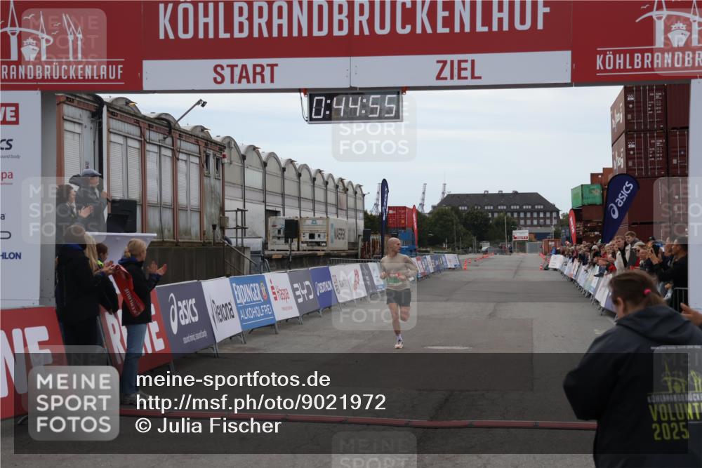 03.10.2025 - Köhlbrandbrückenlauf Julia Fischer http://msf.ph/oto/9021972 03.10.2025 15:44:55 Ziel 7004 meine-sportfotos.de