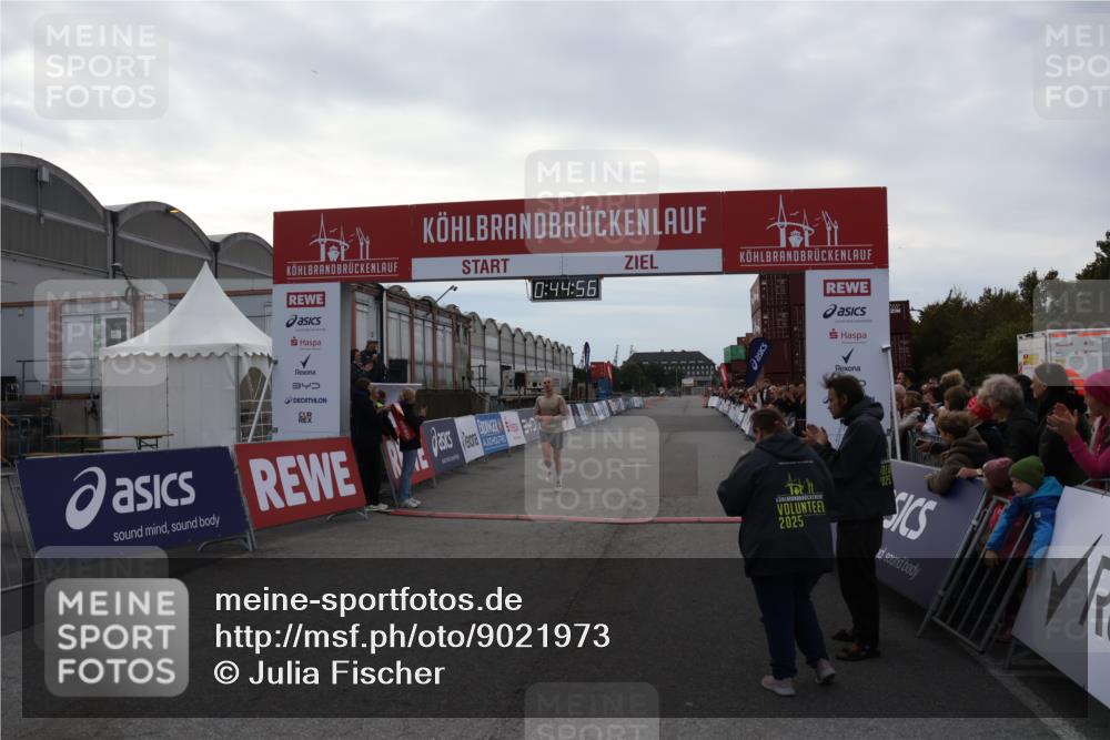 03.10.2025 - Köhlbrandbrückenlauf Julia Fischer http://msf.ph/oto/9021973 03.10.2025 15:44:56 Ziel 7004 meine-sportfotos.de