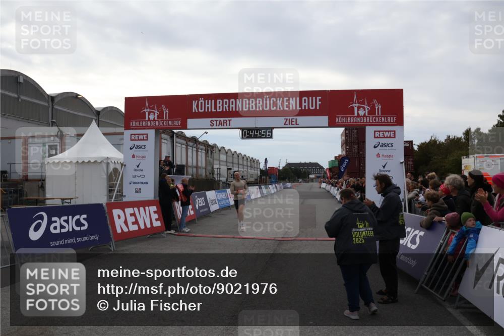 03.10.2025 - Köhlbrandbrückenlauf Julia Fischer http://msf.ph/oto/9021976 03.10.2025 15:44:57 Ziel 7004 meine-sportfotos.de