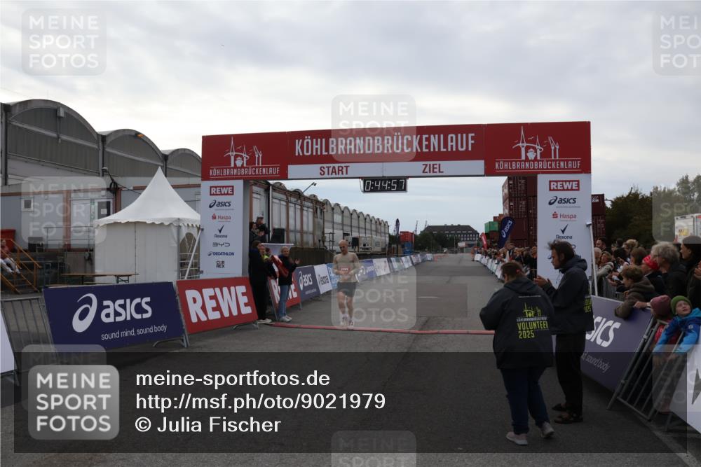 03.10.2025 - Köhlbrandbrückenlauf Julia Fischer http://msf.ph/oto/9021979 03.10.2025 15:44:57 Ziel 7004 meine-sportfotos.de