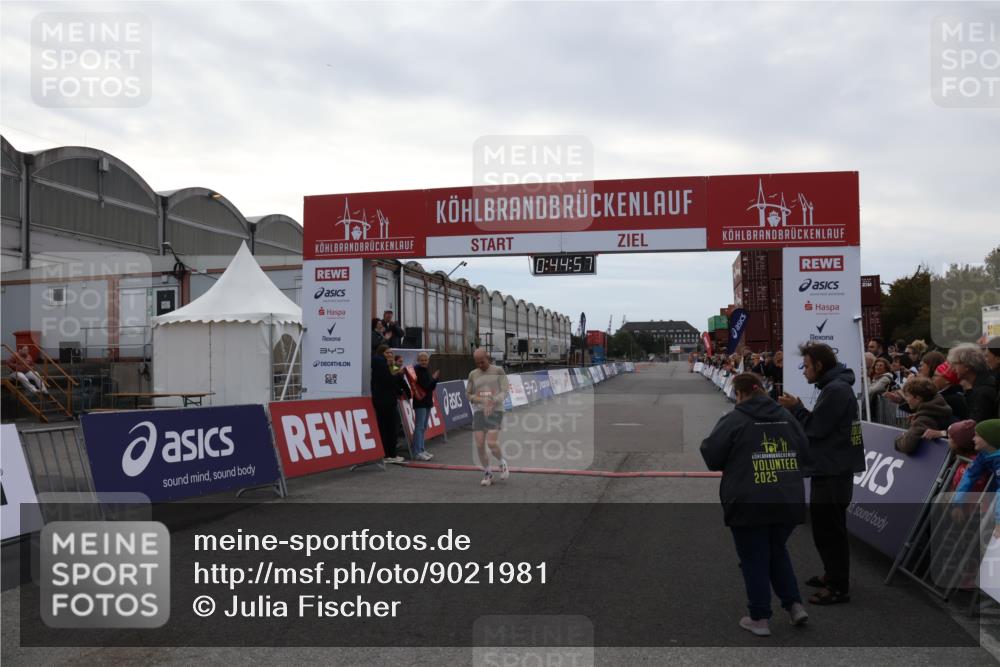 03.10.2025 - Köhlbrandbrückenlauf Julia Fischer http://msf.ph/oto/9021981 03.10.2025 15:44:57 Ziel 7004 meine-sportfotos.de