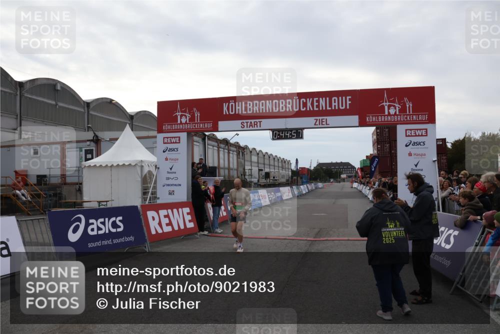 03.10.2025 - Köhlbrandbrückenlauf Julia Fischer http://msf.ph/oto/9021983 03.10.2025 15:44:58 Ziel 7004 meine-sportfotos.de