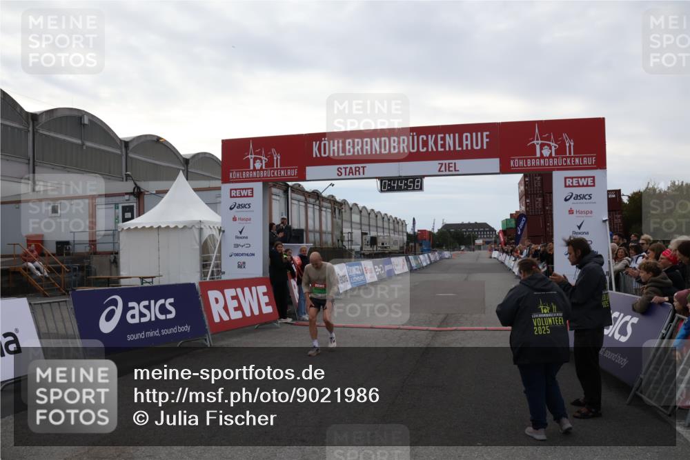 03.10.2025 - Köhlbrandbrückenlauf Julia Fischer http://msf.ph/oto/9021986 03.10.2025 15:44:58 Ziel 7004 meine-sportfotos.de