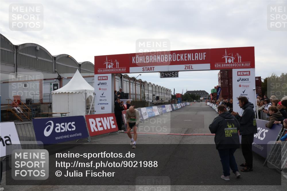 03.10.2025 - Köhlbrandbrückenlauf Julia Fischer http://msf.ph/oto/9021988 03.10.2025 15:44:58 Ziel 7004 meine-sportfotos.de