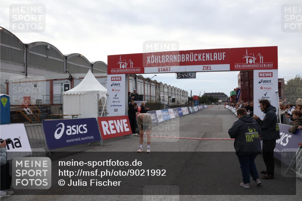 03.10.2025 - Köhlbrandbrückenlauf Julia Fischer http://msf.ph/oto/9021992 03.10.2025 15:44:59 Ziel 7004 meine-sportfotos.de