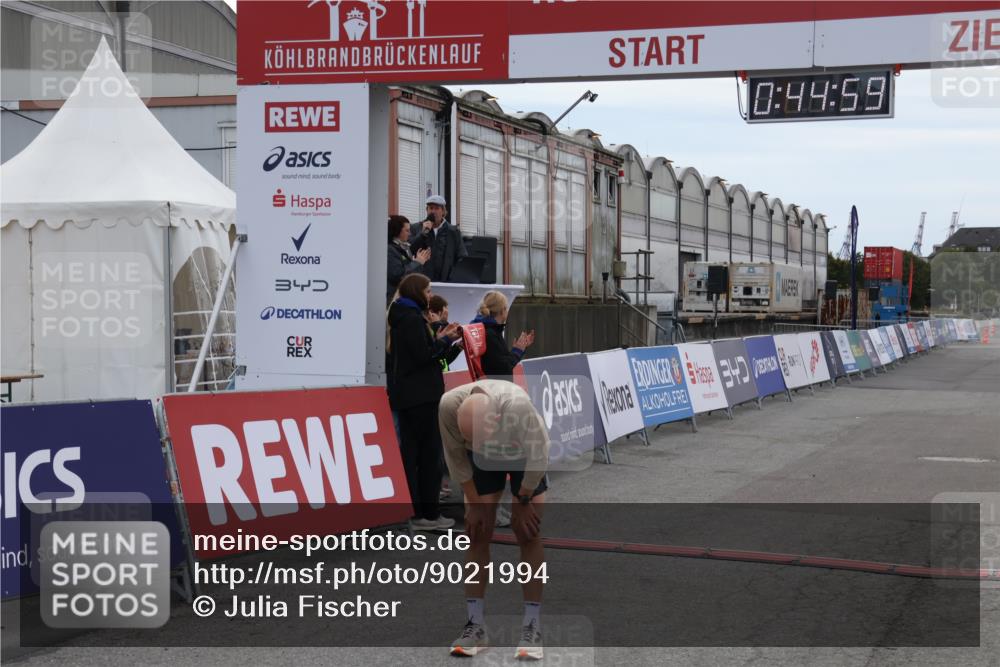 03.10.2025 - Köhlbrandbrückenlauf Julia Fischer http://msf.ph/oto/9021994 03.10.2025 15:44:59 Ziel 7004 meine-sportfotos.de