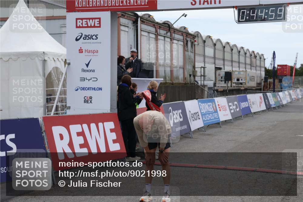 03.10.2025 - Köhlbrandbrückenlauf Julia Fischer http://msf.ph/oto/9021998 03.10.2025 15:44:59 Ziel 7004 meine-sportfotos.de