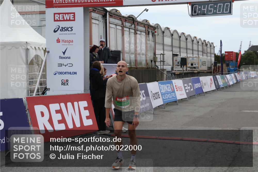 03.10.2025 - Köhlbrandbrückenlauf Julia Fischer http://msf.ph/oto/9022000 03.10.2025 15:45:00 Ziel 7004 meine-sportfotos.de