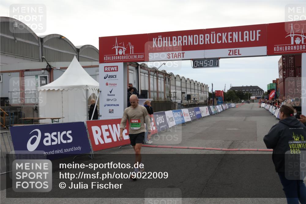 03.10.2025 - Köhlbrandbrückenlauf Julia Fischer http://msf.ph/oto/9022009 03.10.2025 15:45:01 Ziel 7004 meine-sportfotos.de