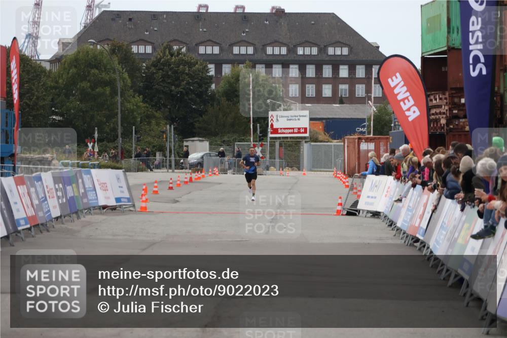 03.10.2025 - Köhlbrandbrückenlauf Julia Fischer http://msf.ph/oto/9022023 03.10.2025 15:45:11 Ziel  meine-sportfotos.de