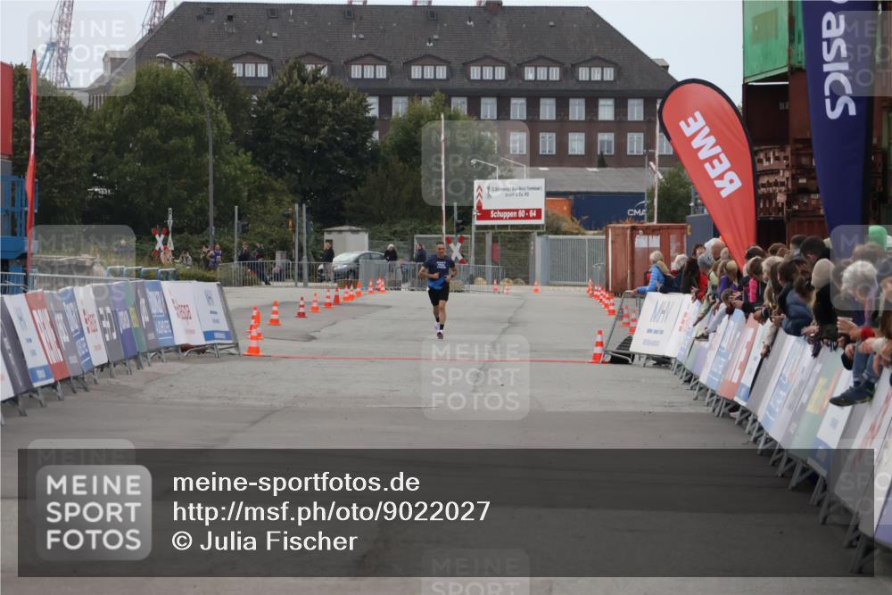 03.10.2025 - Köhlbrandbrückenlauf Julia Fischer http://msf.ph/oto/9022027 03.10.2025 15:45:12 Ziel  meine-sportfotos.de