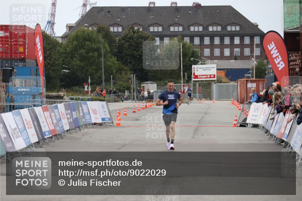 03.10.2025 - Köhlbrandbrückenlauf Julia Fischer http://msf.ph/oto/9022029 03.10.2025 15:45:24 Ziel  meine-sportfotos.de