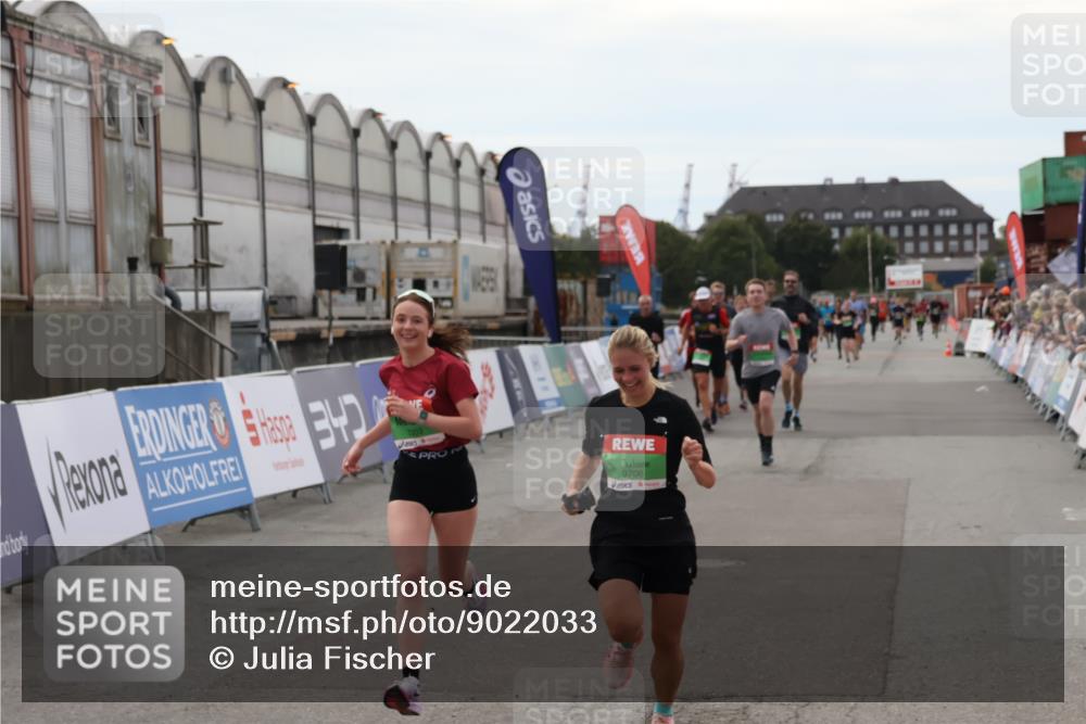 03.10.2025 - Köhlbrandbrückenlauf Julia Fischer http://msf.ph/oto/9022033 03.10.2025 16:12:35 Ziel 7203, 7502, 7654, 7688, 8901, 9060, 9061, 9359, 9454, 9677, 9706 meine-sportfotos.de
