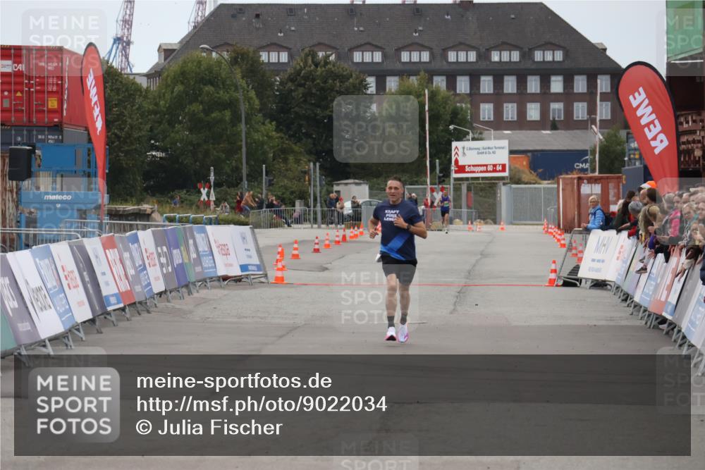 03.10.2025 - Köhlbrandbrückenlauf Julia Fischer http://msf.ph/oto/9022034 03.10.2025 15:45:24 Ziel  meine-sportfotos.de
