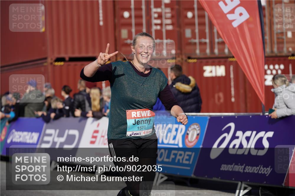 03.10.2025 - Köhlbrandbrückenlauf Michael Burmester http://msf.ph/oto/9022035 03.10.2025 10:23:50 Ziel 1147, 1571, 1825, 1853, 1855, 1994, 2078, 2103, 2140, 2371, 2971, 3675, 3677, 3803 meine-sportfotos.de