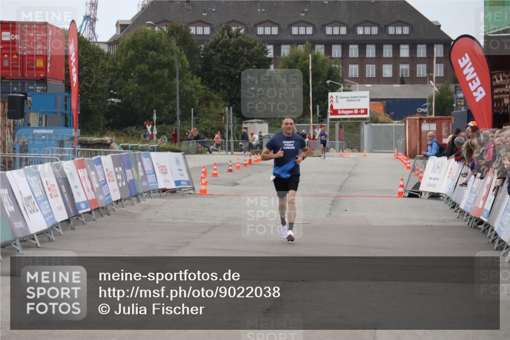 03.10.2025 - Köhlbrandbrückenlauf Julia Fischer http://msf.ph/oto/9022038 03.10.2025 15:45:25 Ziel  meine-sportfotos.de