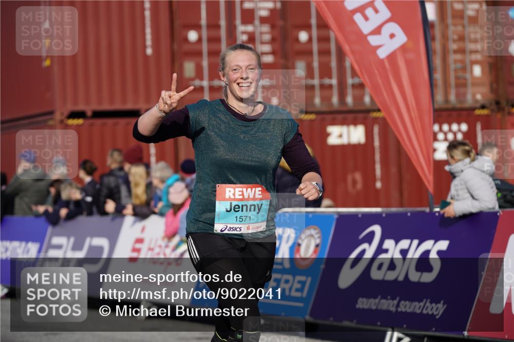 03.10.2025 - Köhlbrandbrückenlauf Michael Burmester http://msf.ph/oto/9022041 03.10.2025 10:23:50 Ziel 1147, 1571, 1825, 1853, 1855, 1994, 2078, 2103, 2140, 2371, 2971, 3675, 3677, 3803 meine-sportfotos.de
